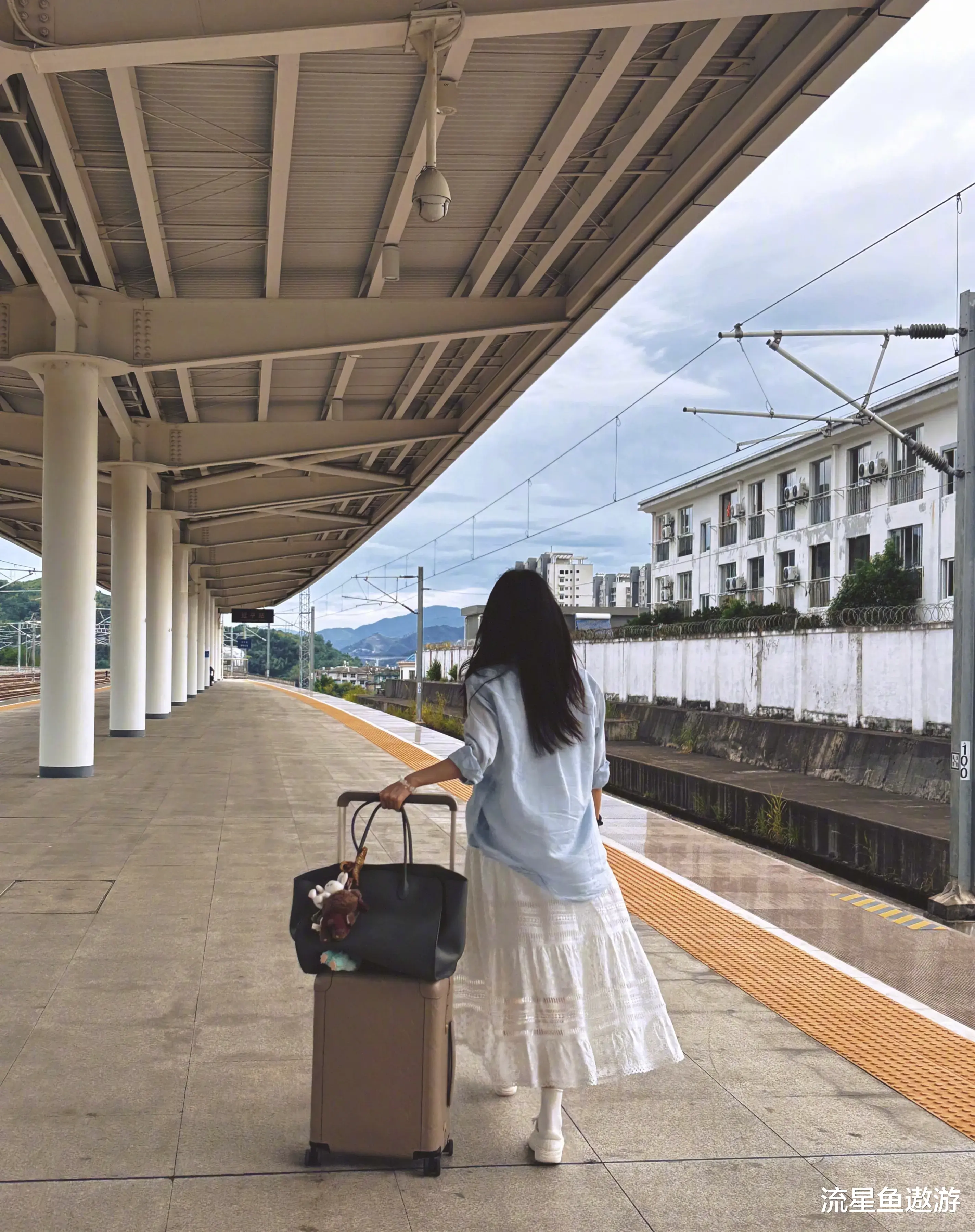 42岁蒋欣晒出火车站台照：穿蓝衬衣白长裙似女大学生