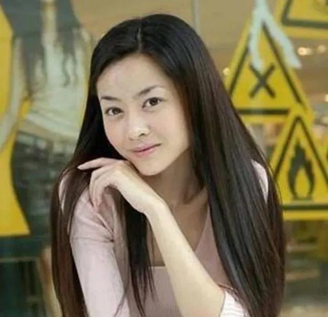 熊黛林跟女儿玩贴脸,富豪丈夫被压着丝毫不恼,俩闺女缺牙很可爱