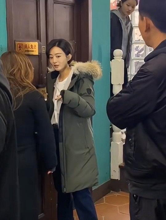 被新闻联播里的赵丽颖帅爆了,气质出众,看完有多少人想剪短发了