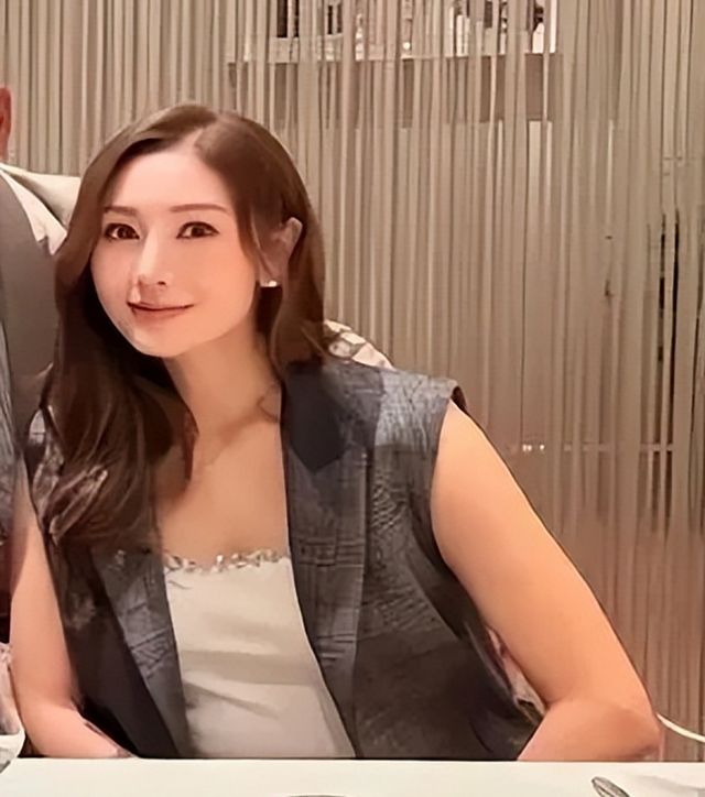 李嘉欣儿子大变样,14岁长得高大帅气,母子一起逛街许建彤像保镖