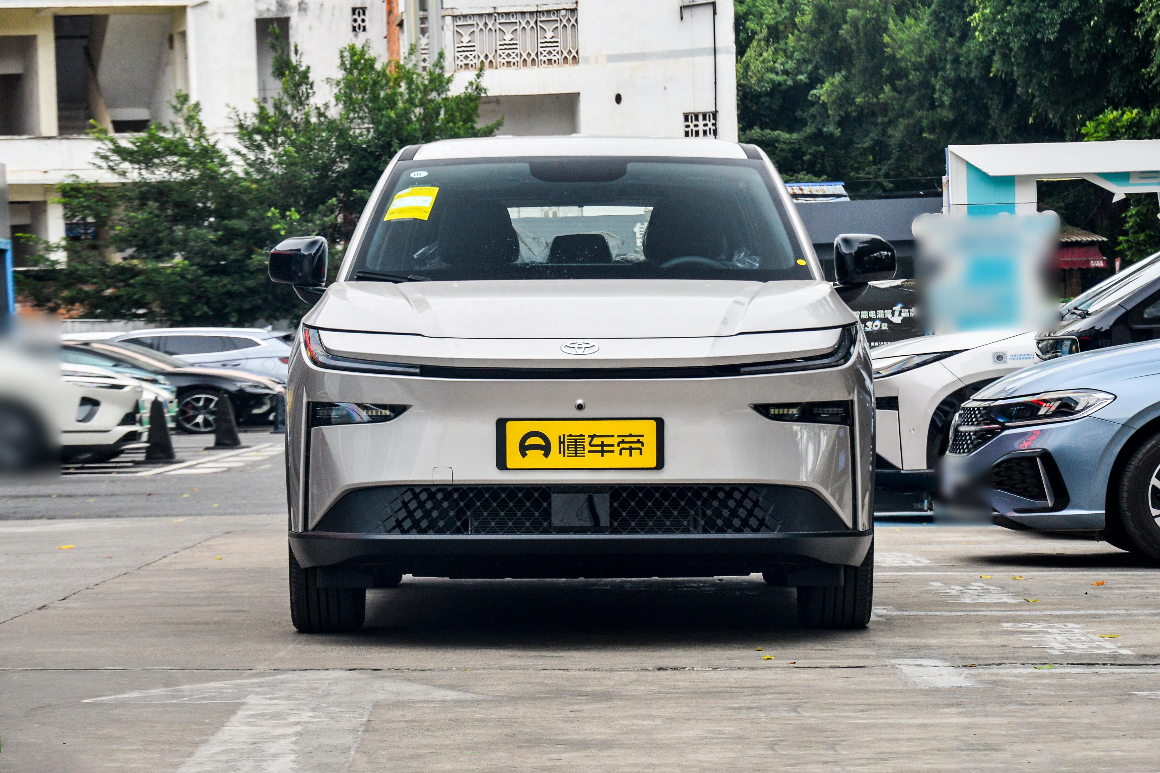 丰田终于\开窍\，这车卖到\疯狂\，销量连续破万，10.98万起，香