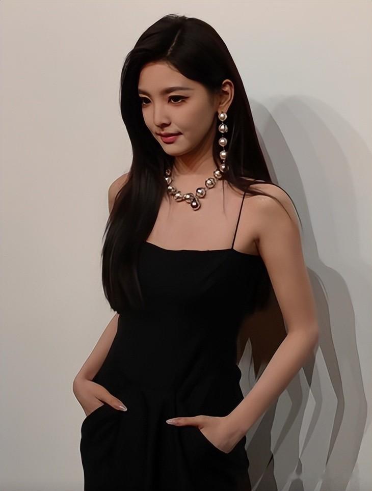 上海纪梵希酒会上：30岁章若楠大浓妆亮相，网红挨个合照险被艳压