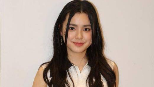 好甜！香港知名女歌手与李克勤儿子，手牵手亲密互动，全网催官宣