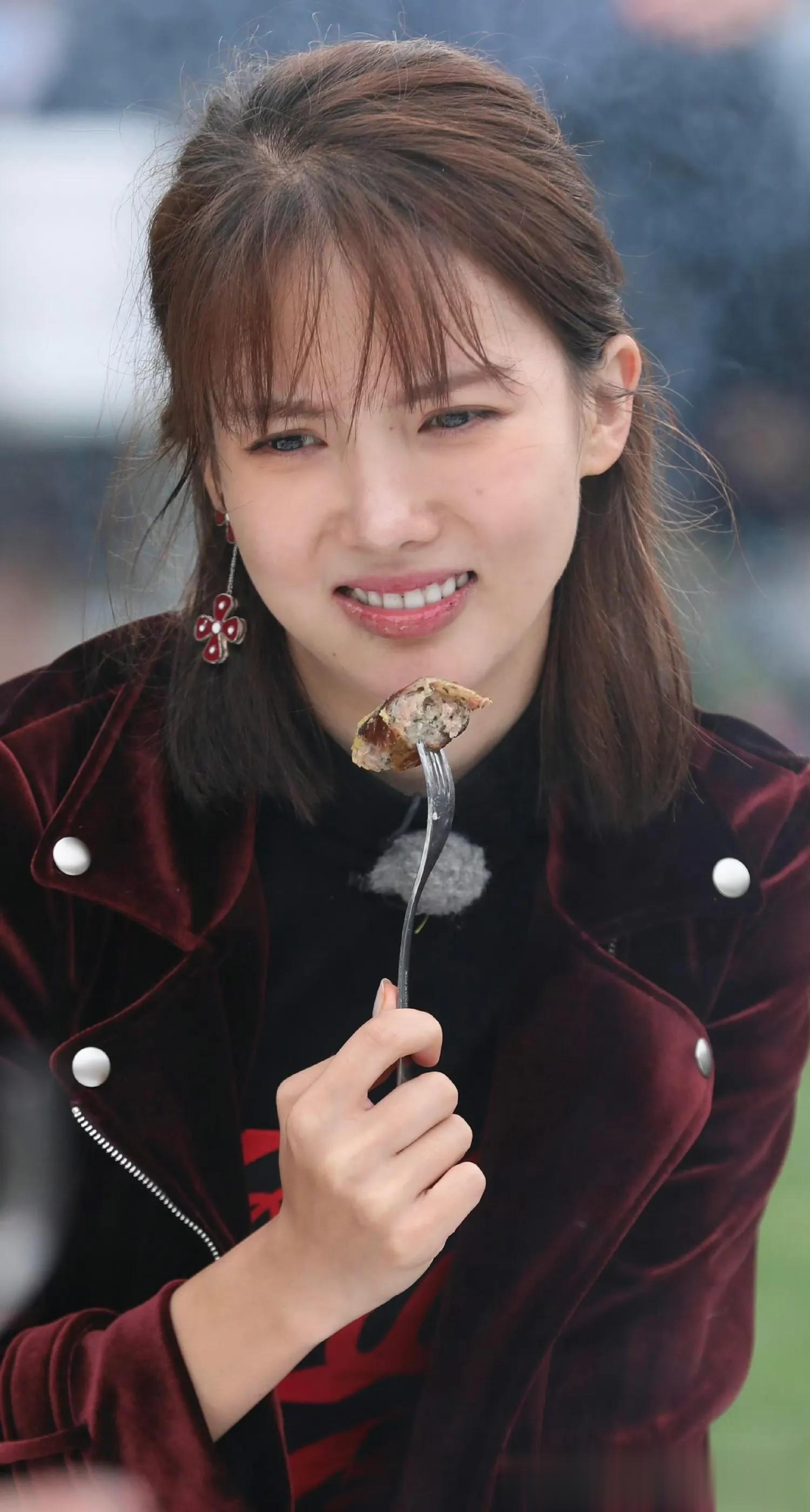 金晨这表情啥意思东西不好吃还是肚子疼?