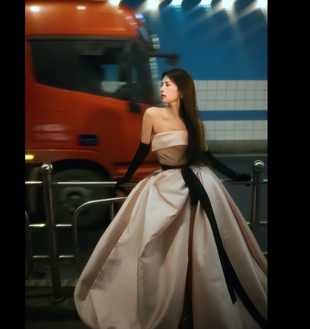 鹤男粉色长裙亮相，回眸一笑百媚生，女王范十足！