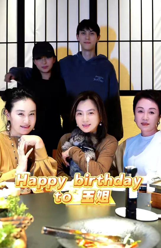 61岁傅艺伟罕露面!独子已去世1年多,给李玲玉庆生依旧一脸愁容