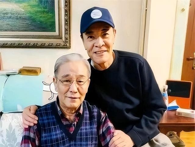 他用一封信和小22岁女友分手，娶八一厂员工为妻，51岁在美国当爹