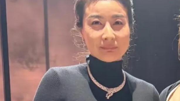 44岁郭晶晶的小肚子，让我释怀了！原来身材再好的女明星也是会有肚腩的