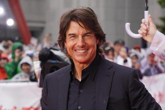 63岁汤姆克鲁斯牵手安娜,37岁安娜扎着马尾清纯甜美,看着很般配