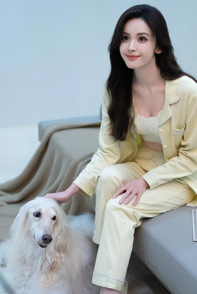 都市丽人的古力娜扎，让人很有保护欲耶！