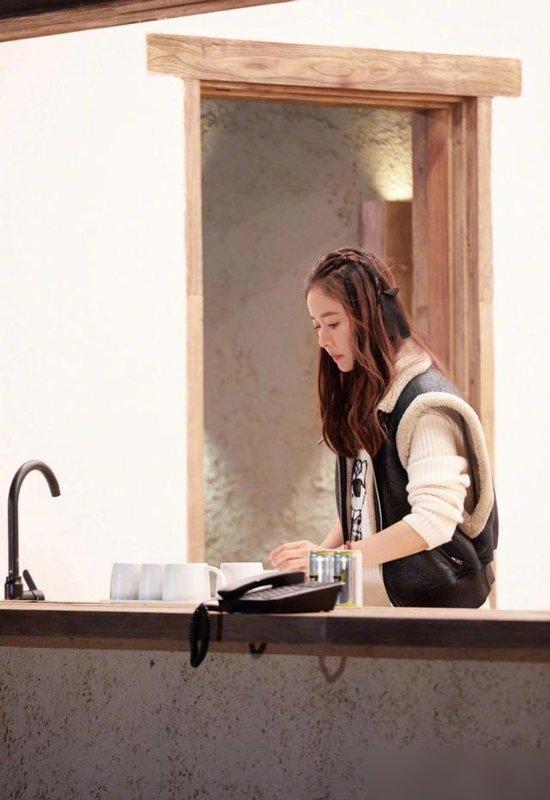 林心如又带火了秋冬新穿搭：羽绒服+阔腿裤+小白鞋，减龄又洋气