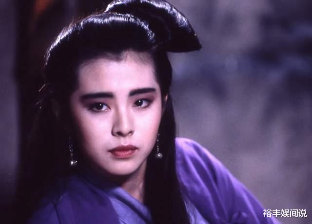 63岁“最美女鬼”王小凤健身！移居美国优雅老去，穿黑背心仍性感