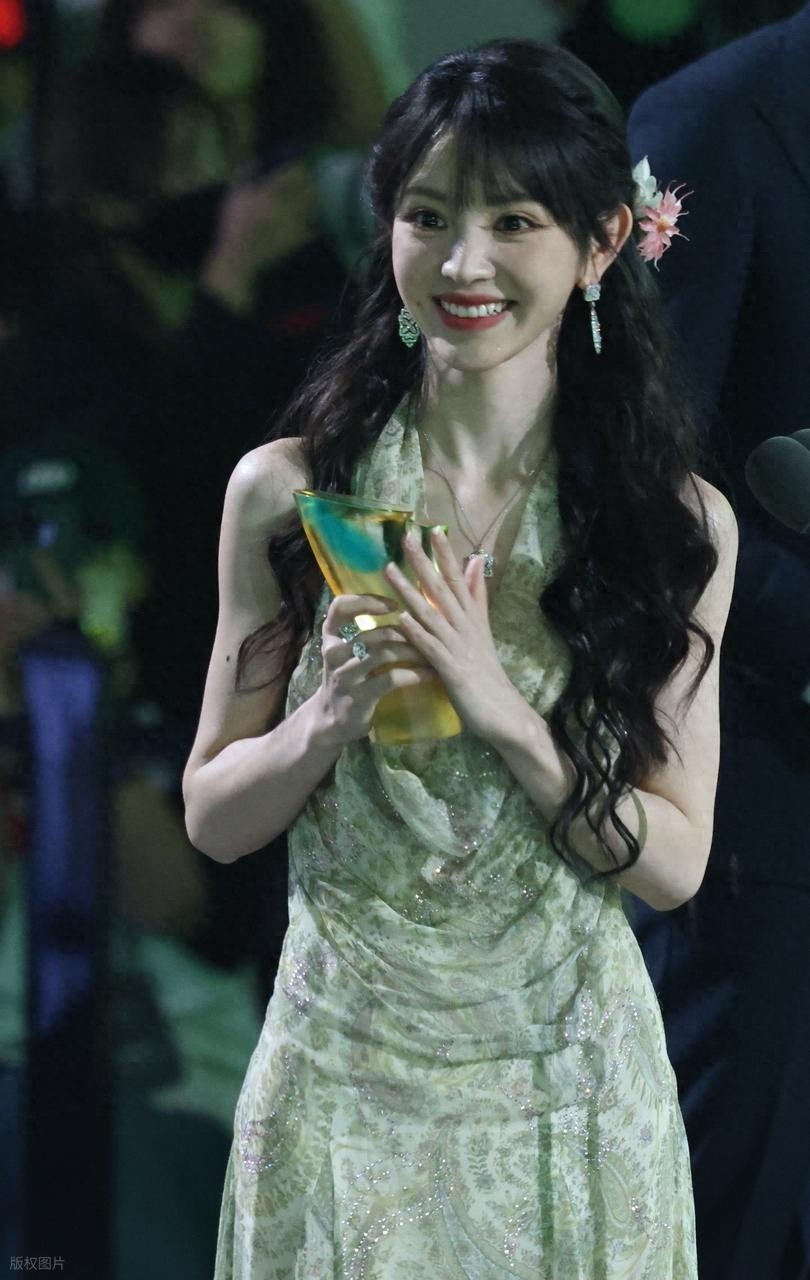 田曦薇惊艳亮相星光大赏，萝莉脸魔鬼身材惹人羡，本人白到发光！