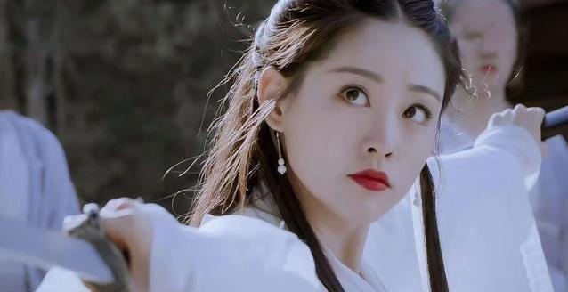 她明明颜值出众,演技惊艳全场,却只能演配角,背后原因太现实