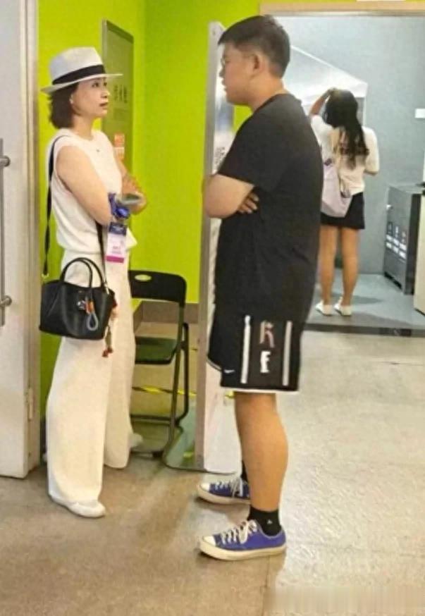 52岁董卿在上海看网球比赛,背着名牌包包,身材苗条,气质出众!