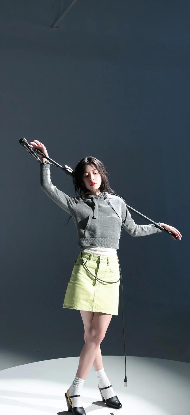 周雨彤最新妆造大片绝美壁纸氛围感拉满，周雨彤太美了