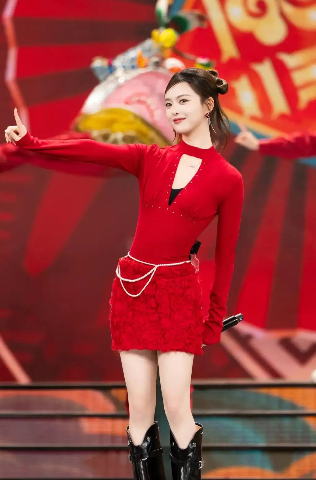 广东卫视湾区春晚的含金量真高，舞台上全是筒靴美腿，真绝了