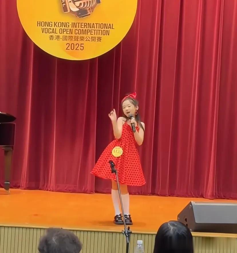 小酒窝香港参加声乐比赛，身穿波点红裙，落落大方歌唱太有明星范