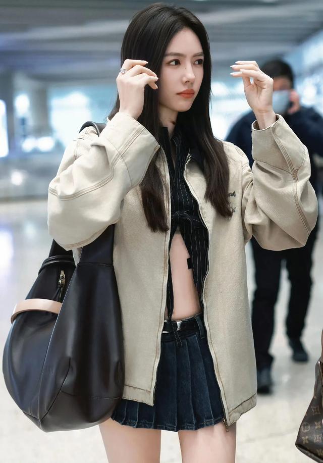 蔡文静机场照，个高腿长就是美