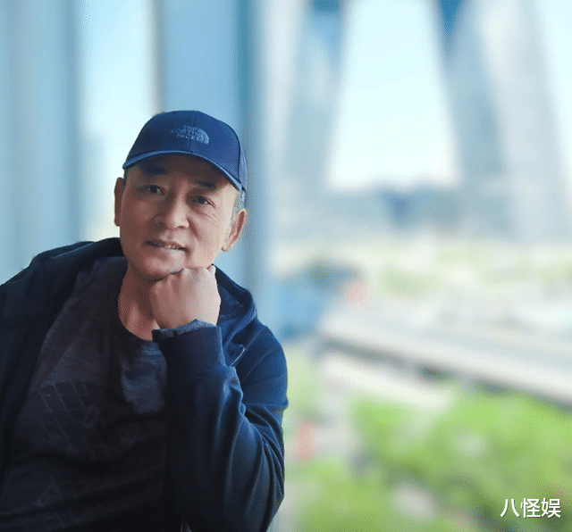 李思思庆父亲节,给爸爸送花并大方亲吻他脸颊,李爸爸年轻又帅气