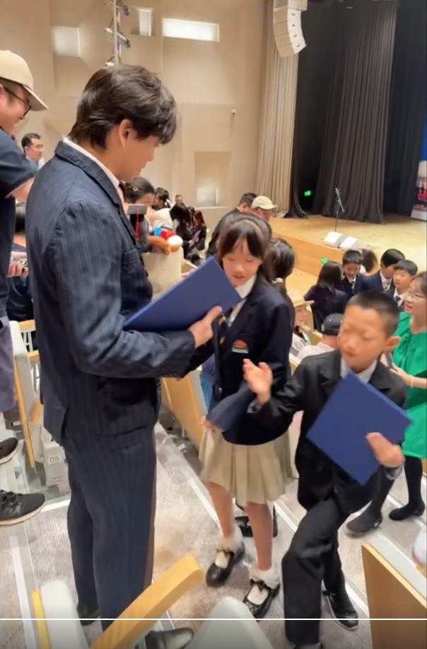 陈晓东参加女儿升学典礼,11岁女儿被推后表情抢镜