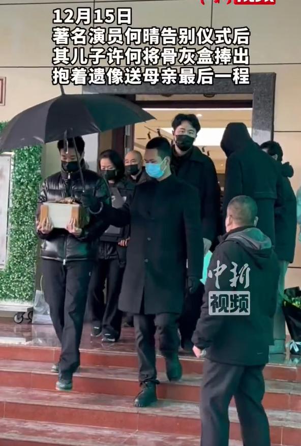 61岁许亚军近况曝光，未参加何晴葬礼，曝许何与后妈张澍真实关系