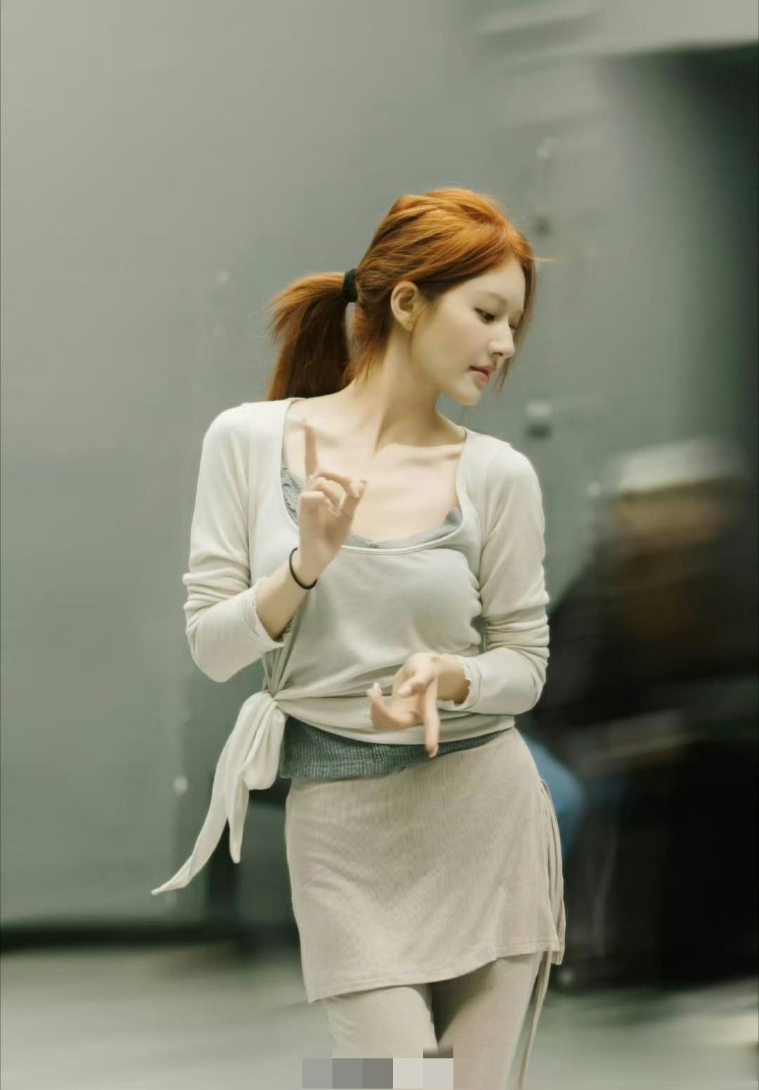 赵露思生日会排练图:红发马尾里的“台下功夫”