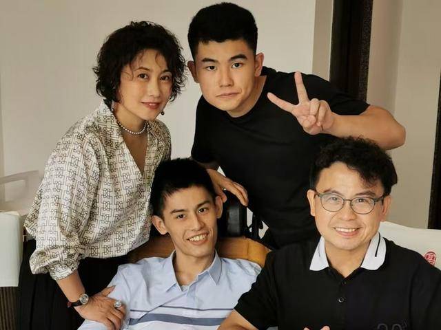 香港知名绿叶谈曾埋怨儿子患罕见病！