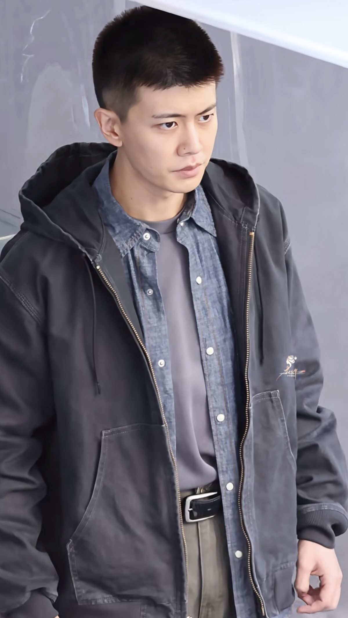 任嘉伦拍戏被偶遇，网友夸其很帅超绝头骨超绝下颌线，羡慕网友了