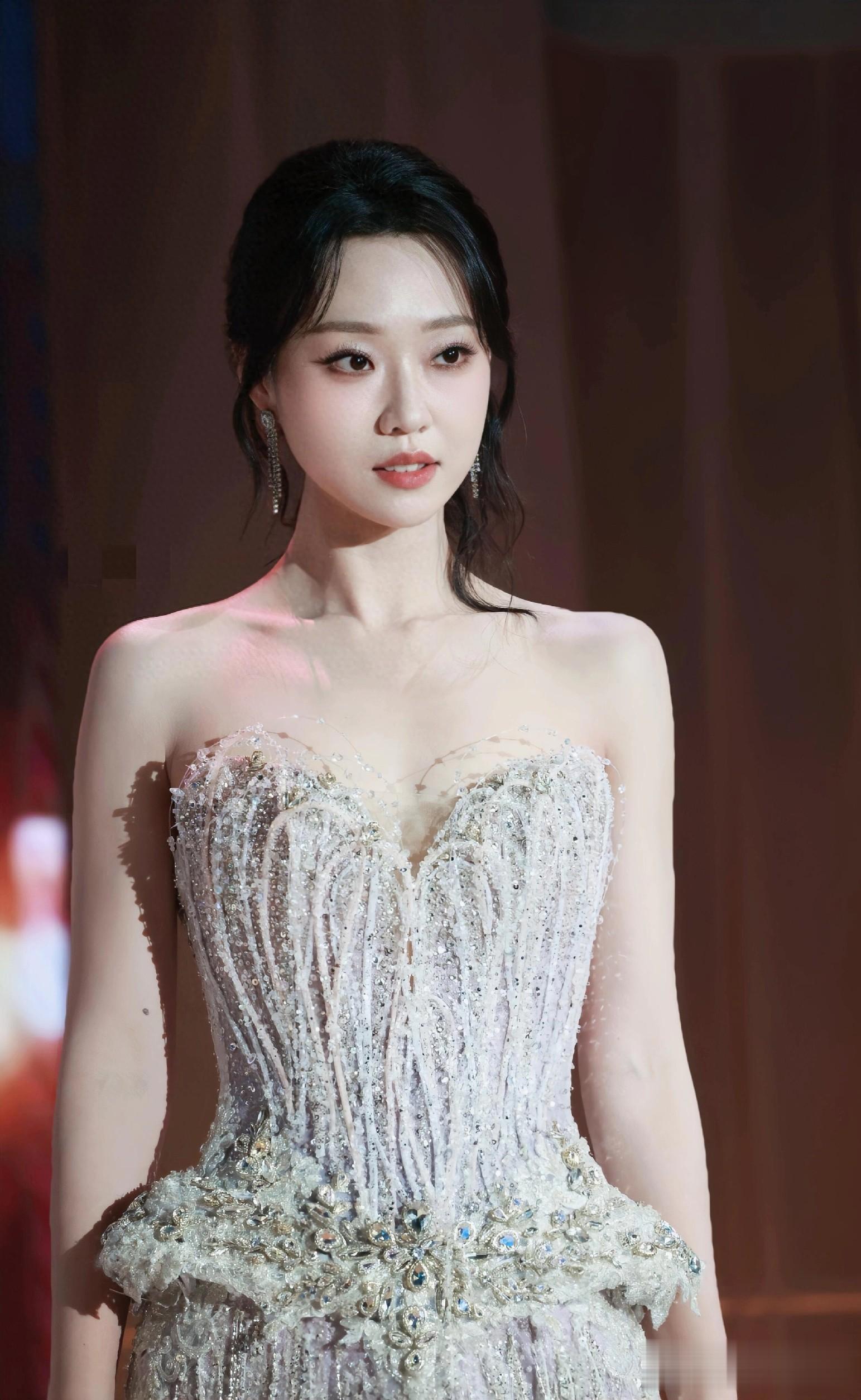 管乐出席搜狐时尚盛典红毯，穿抹胸流苏礼服裙发簪低挽，又瘦又美