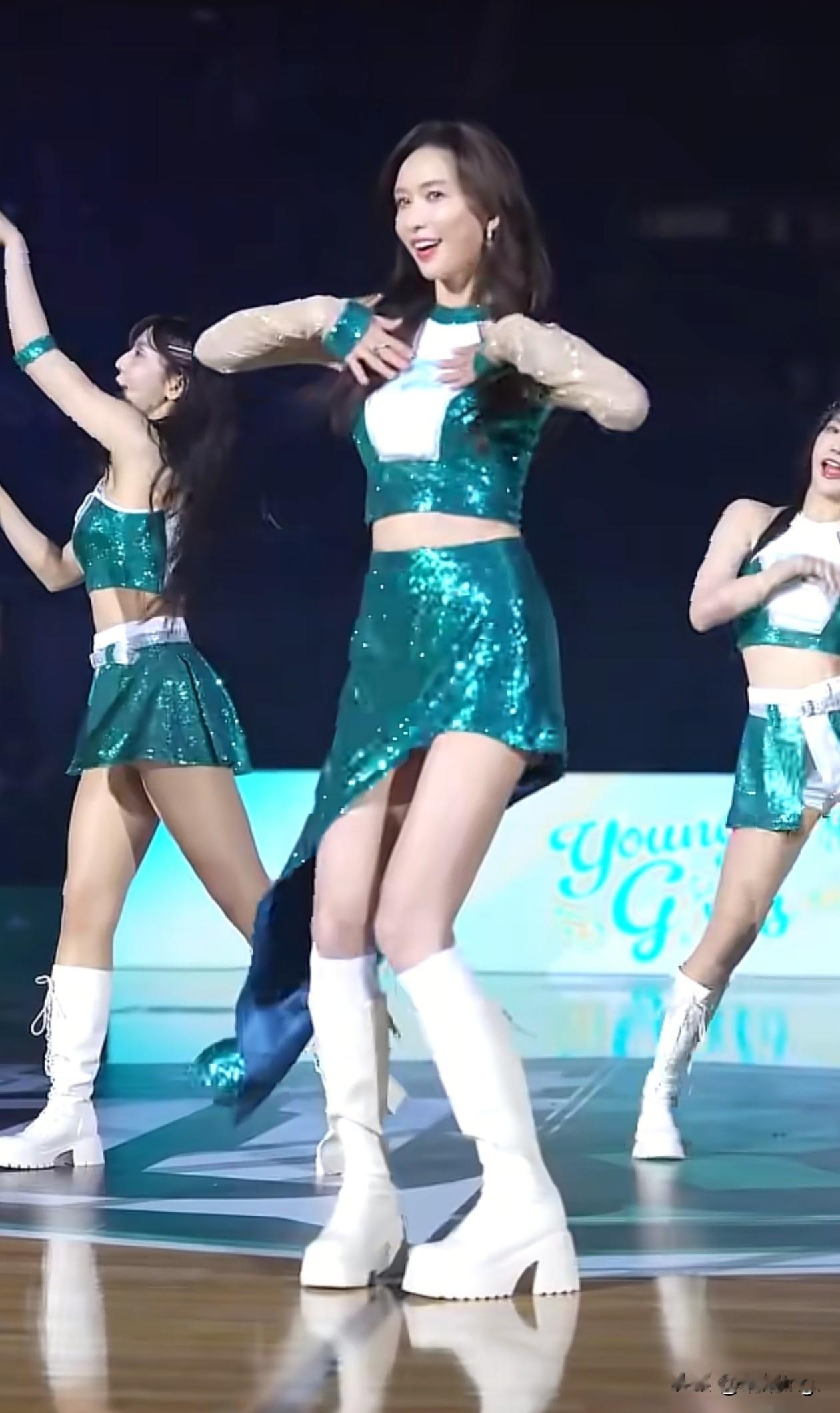 51岁林志玲穿拉拉队服跳舞！动作干净利落，腿又细又长，身材真好