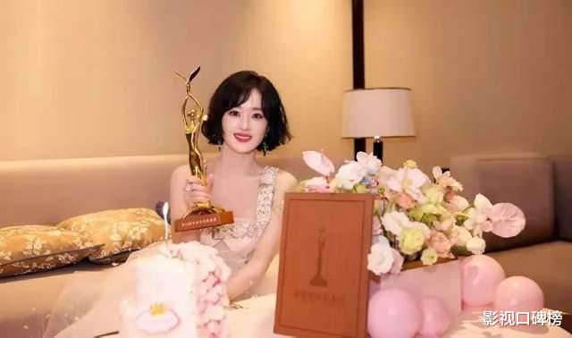 赵丽颖带儿子逛街看展,和朋友相聚热聊,6岁想想个子达妈妈腰部