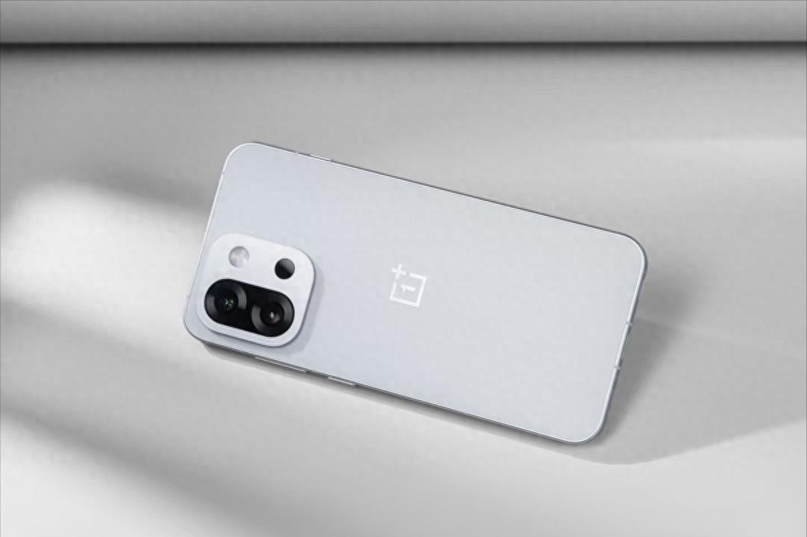 一加打響“價格戰(zhàn)”，驍龍8至尊版跌至2708元，極窄直屏+6260mAh