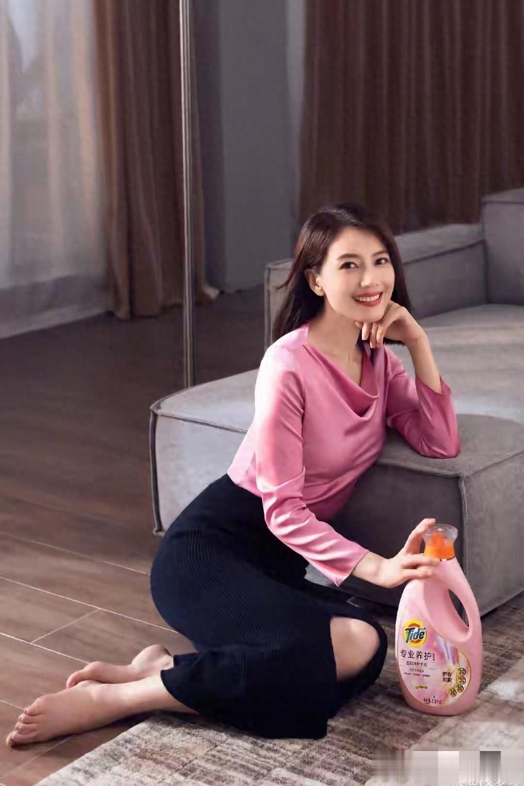 高圆圆赤足出镜展现松弛感美学 光影之间尽显优雅本色