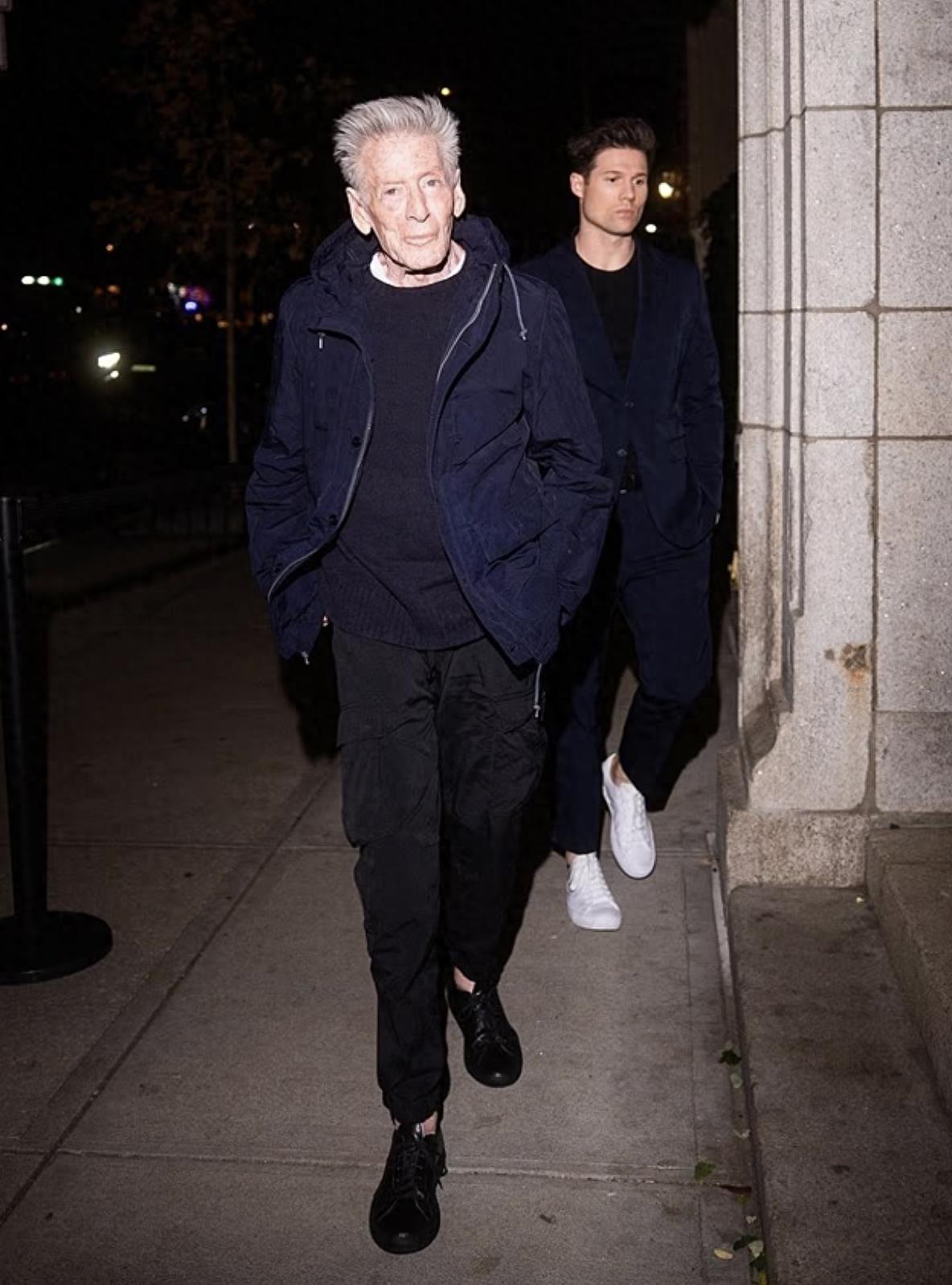 83岁时尚教父Calvin Klein差点摔倒,36岁模特男友冷漠离开惹争议