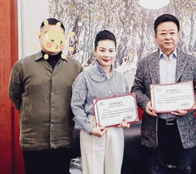 朱军夫妇北大同框,55岁谭梅身材发福却显嫩如少女!