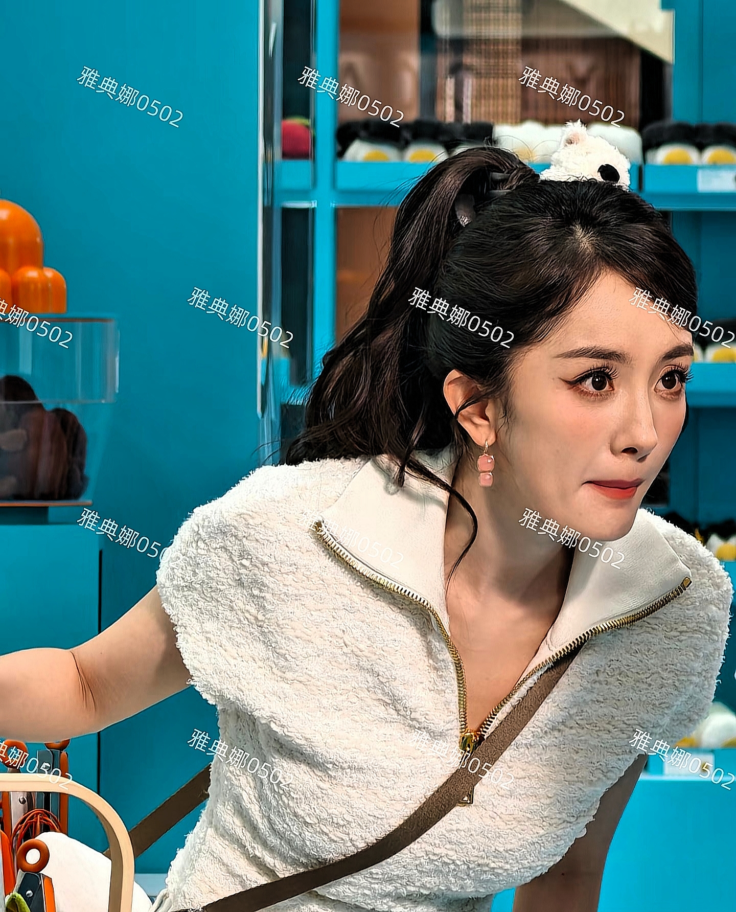 上海恒隆广场见到杨幂本人18岁身材40岁脸，虽打扮少女但年龄感重