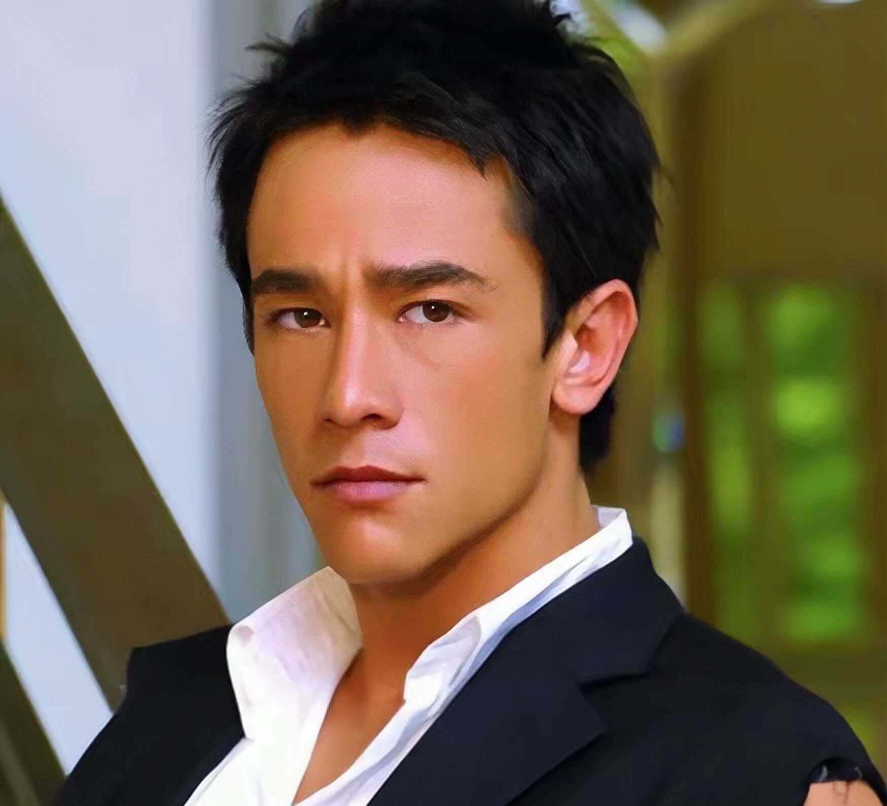 好惨!49岁香港知名男星满头白发显沧桑,拍戏多年没钱买车买房