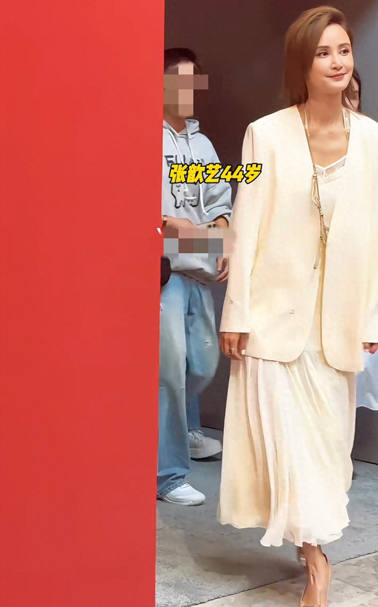 张歆艺出席活动，白色西装搭裙子，脸看着很僵有点医美过度了