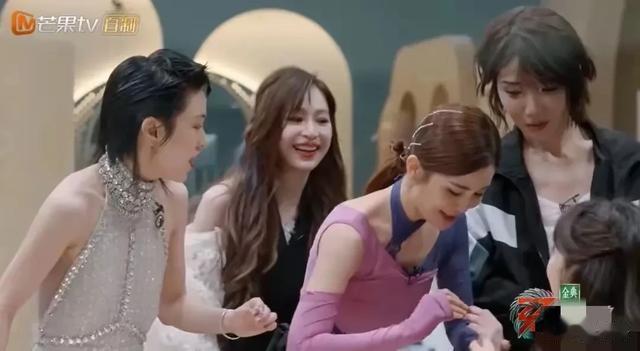 王心凌阿Sa同框太狠！42岁穿百褶裙像高中生 158cm显高公式被疯传