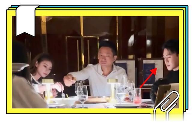 汪小菲一家高档餐厅吃饭被偶遇，玥儿坐姿像大S，箖箖一直玩手机