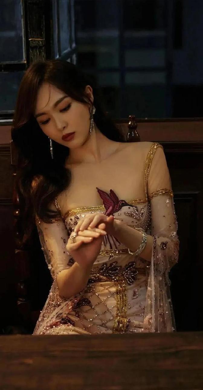 惊艳！唐嫣也有这么汹涌的照片，巴黎走秀绝了，真女王