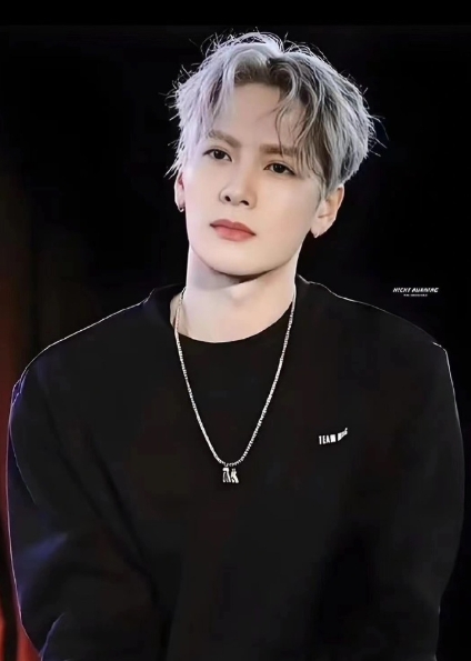 王嘉尔开辟新赛道，进军印度娱乐圈，帮忙宣传美食，表情耐人寻味