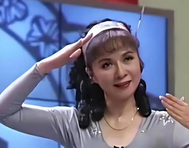 原来他就是蔡明儿子，年近40未婚未育，是蔡明的骄傲也是“遗憾”