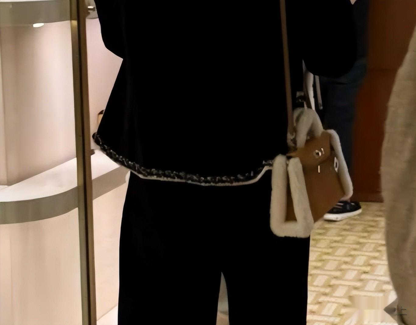 奚梦瑶在法国奢侈品店闲逛偶遇，背着29W小包，她的生活我羡慕了