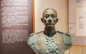 他一生放不下保家卫国的执念，虽戎马半生无战功，却备受人尊敬