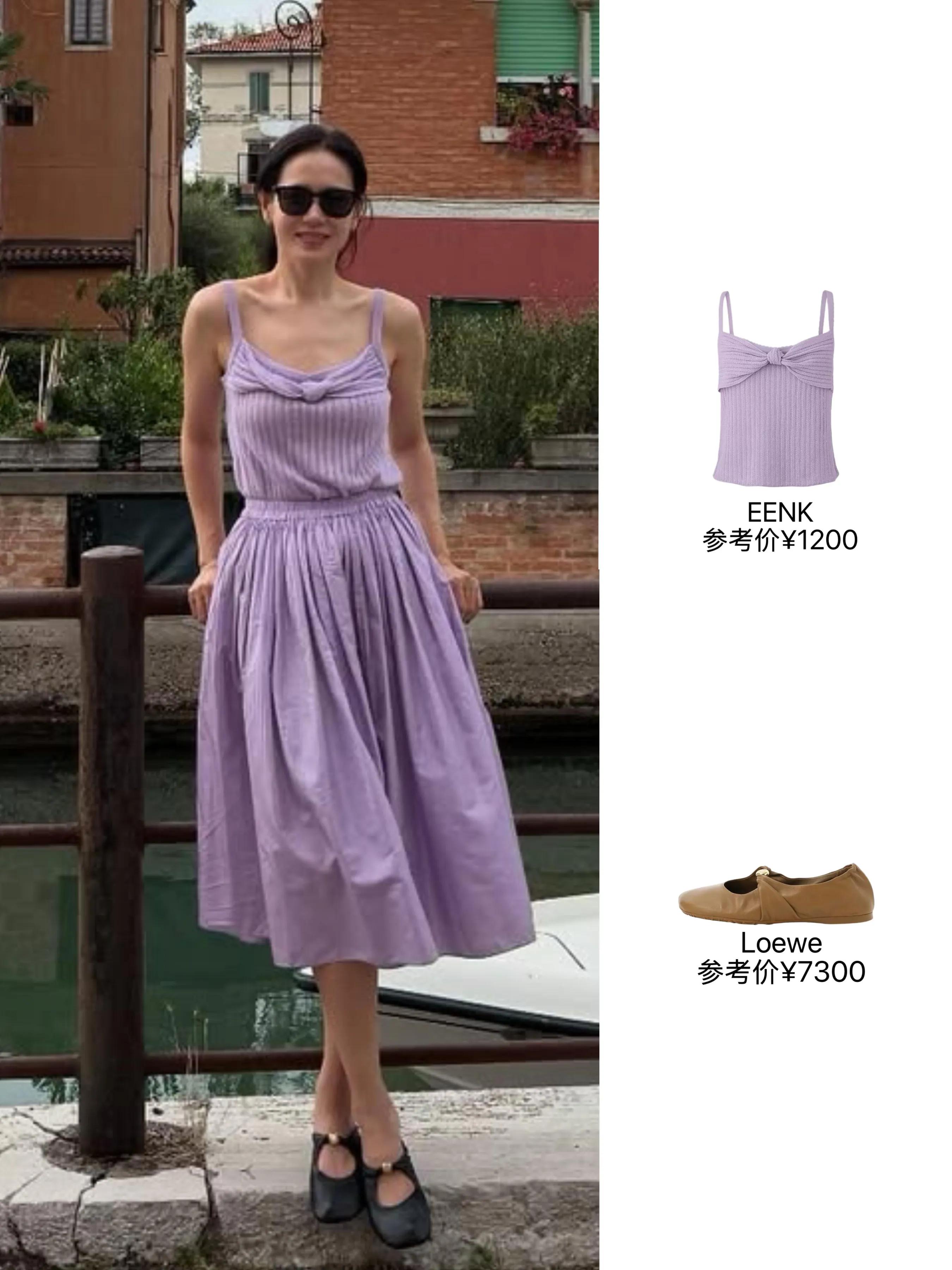 孙艺珍在威尼斯吃冰淇淋，她换上薰衣草色裙子很温柔，她越素越美