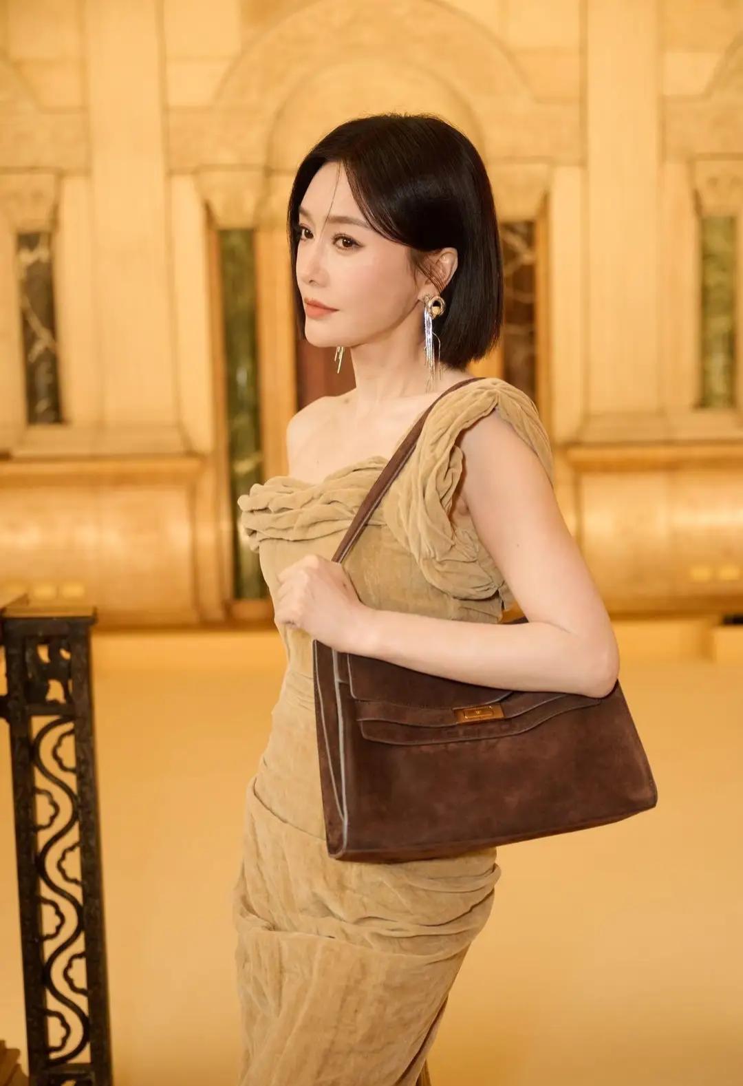 秦岚亮相纽约时装周，驼色露肩裙尽显优雅大气，简约又高级