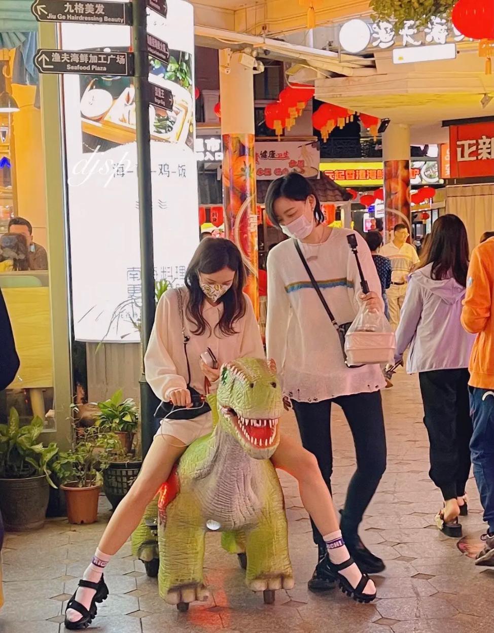 曝金晨李斯丹妮十指紧扣,探班同住,超多情侣款被扒,前任是胡夏