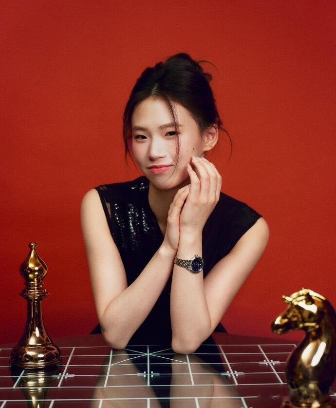 陈芋汐亮相微博之夜活动，穿黑色连衣裙蝴蝶耳环点缀 颜值不输明星